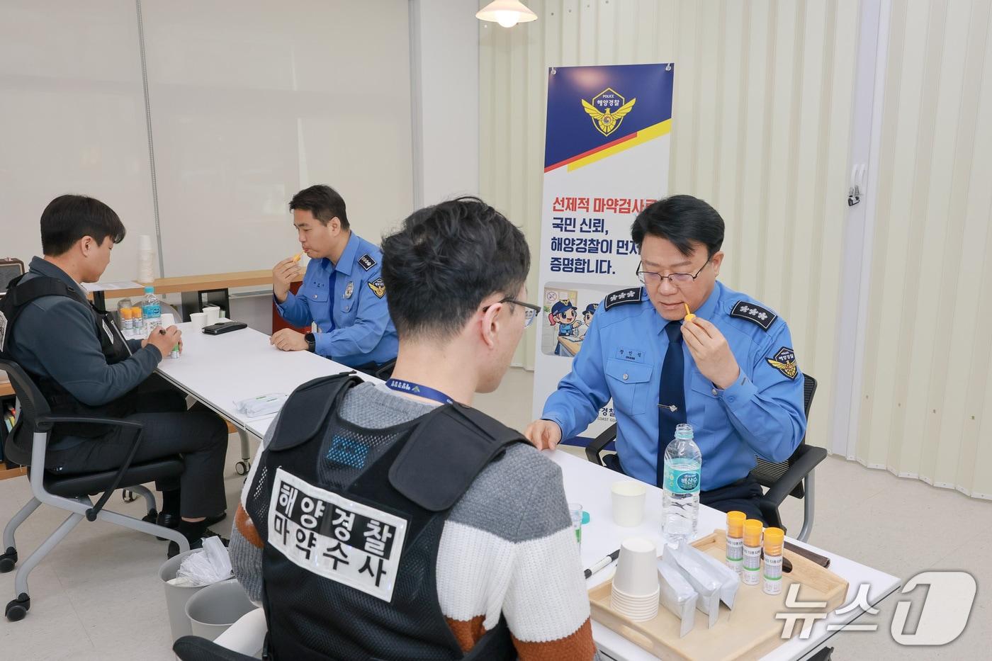 본문 이미지 - 해양경찰청(청장 직무대행 장인식 차장)은 2월 26일 오전 인천 연수구 해양경찰청 본청에서 지휘부 등 고위직을 포함한 내부 직원 대상 사전마약검사에 직접 참여하여 국민 신뢰 확보를 위한 선제적 조치를 이어갔다.(해경청 제공. 재배포 및 DB금지)2026.3.2/뉴스1