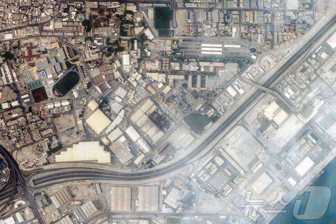 본문 이미지 - 민간 위성 운영사인 플래닛 랩스는 1일(현지시간) 이란의 공격을 받은 뒤 바레인의 미 해군 제5함대 기지에서 연기가 피어오르는 모습이 담긴 사진을 공개헀다. 2026.3.1. ⓒ 뉴스1 ⓒ AFP=뉴스1