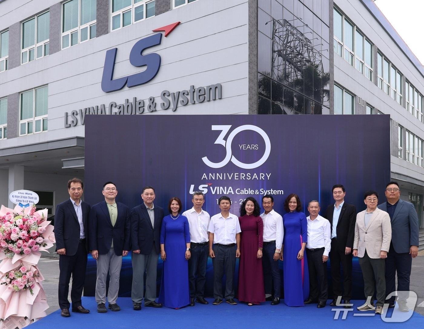 본문 이미지 - 1일(현지시간) 베트남 하이퐁 사업장에서 열린 LS-비나 창립 30주년 기념식에서 왼쪽부터 장동욱 LS-비나 법인장, 구본규 LS전선 대표, 이상호 LS에코에너지 대표 등 참석자들이 기념촬영을 하고 있다(LS에코에너지 제공)