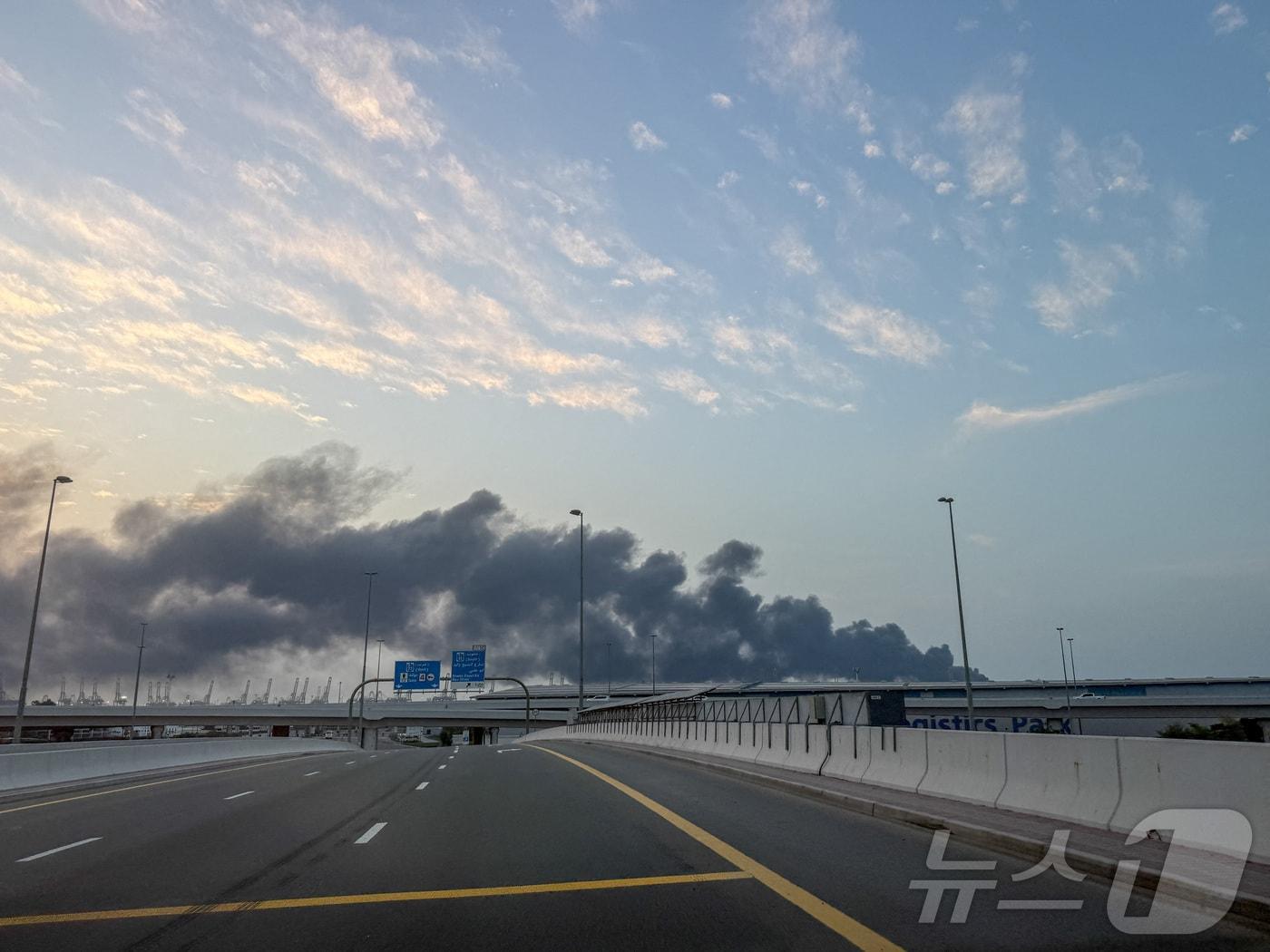 본문 이미지 - 1일(현지시간) 이란의 공격으로 두바이의 제벨 알리 항구에서 연기가 치솟고 있다. 2026.3.1. ⓒ 뉴스1 ⓒ 로이터=뉴스1