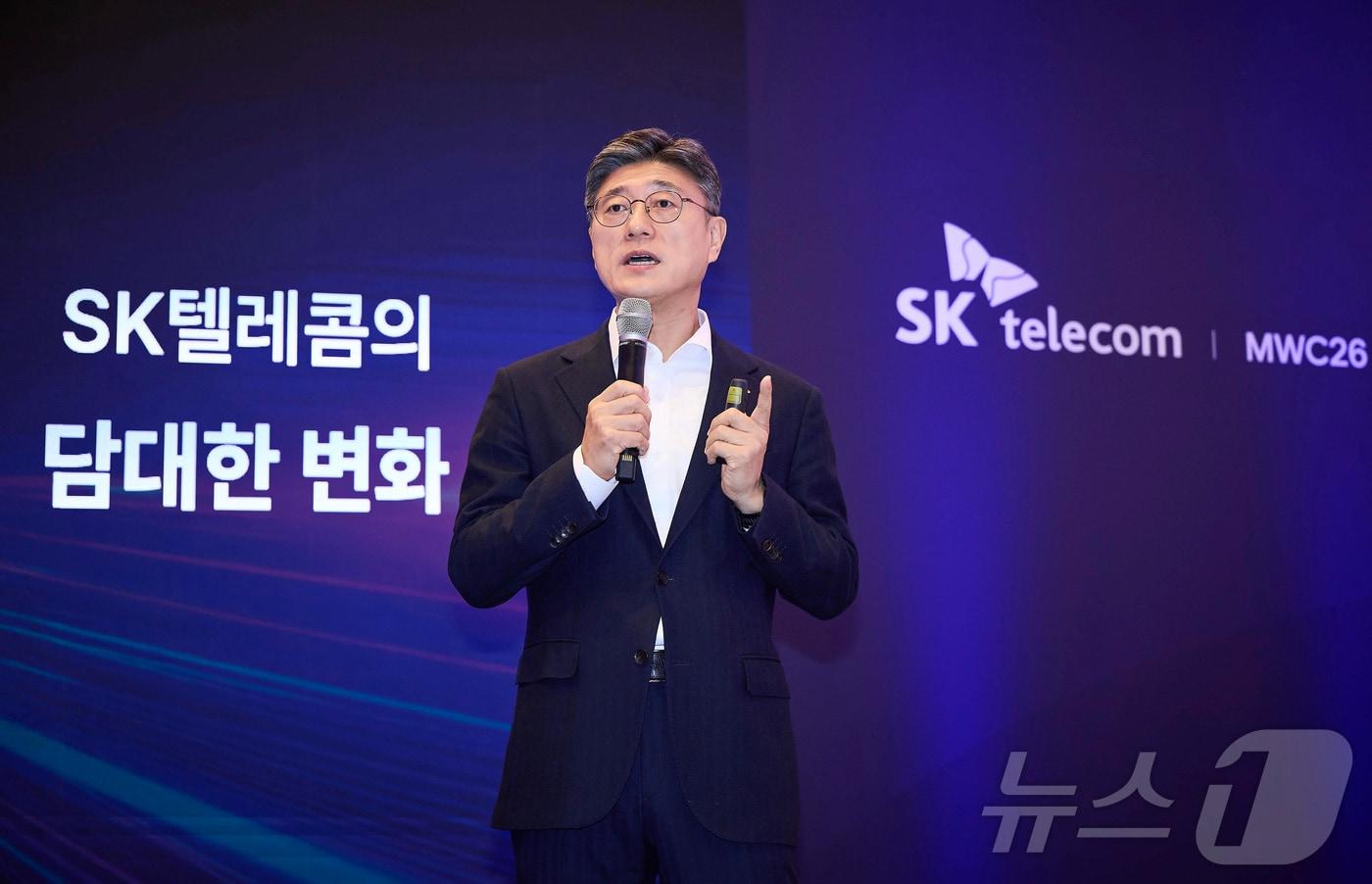 본문 이미지 - 정재헌 SK텔레콤 CEO가 1일(현지 시간) 스페인 바르셀로나에서 열린 모바일월드콩그레스2026(MWC26) 기자간담회에서 AI 인프라의 재편과 대규모 투자 계획을 포함한 ‘AI 네이티브’ 혁신 전략을 발표하고 있다. (SKT 제공. 재판매 및 DB금지)