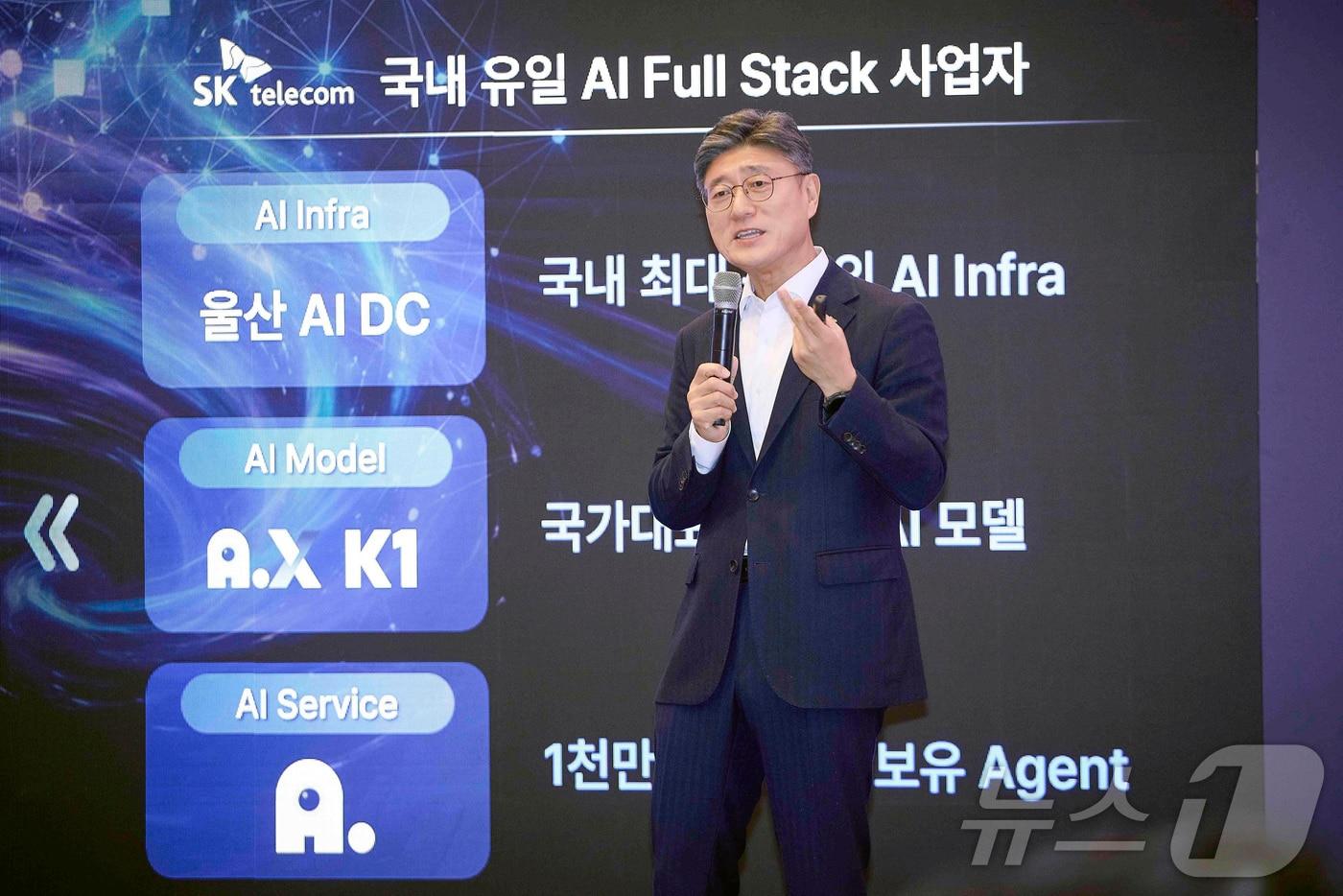 본문 이미지 - 정재헌 SK텔레콤 CEO가 지난 3월1일(현지 시간) 스페인 바르셀로나에서 열린 모바일월드콩그레스2026(MWC26) 기자간담회에서 AI 인프라의 재편과 대규모 투자 계획을 포함한 ‘AI 네이티브’ 혁신 전략을 발표하고 있다. (SKT 제공. 재판매 및 DB금지) 2026.3.2 ⓒ 뉴스1