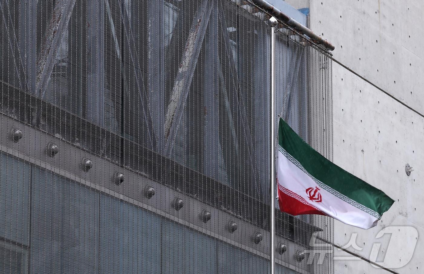본문 이미지 - 2일 서울 용산구 주한이란이슬람공화국대사관에 조기가 걸려있다. 이란 정부는 지난 1일(현지시간) 최고지도자 아야톨라 세예드 알리 하메네이(86)의 사망을 공식 확인했다. 이란은 하메네이를 애도하기 위해 40일간 국가 애도 기간과 일주일간의 공휴일을 선포했다. 2026.3.2 ⓒ 뉴스1 김성진 기자