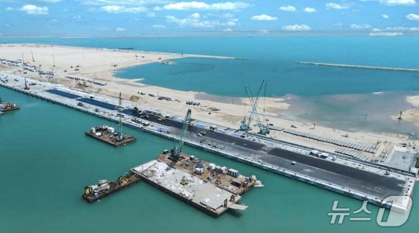 본문 이미지 -  대우건설 이라크 신항만 1단계 현장 안벽공사 전경 (대우건설 제공) 뉴스1 ⓒ News1 