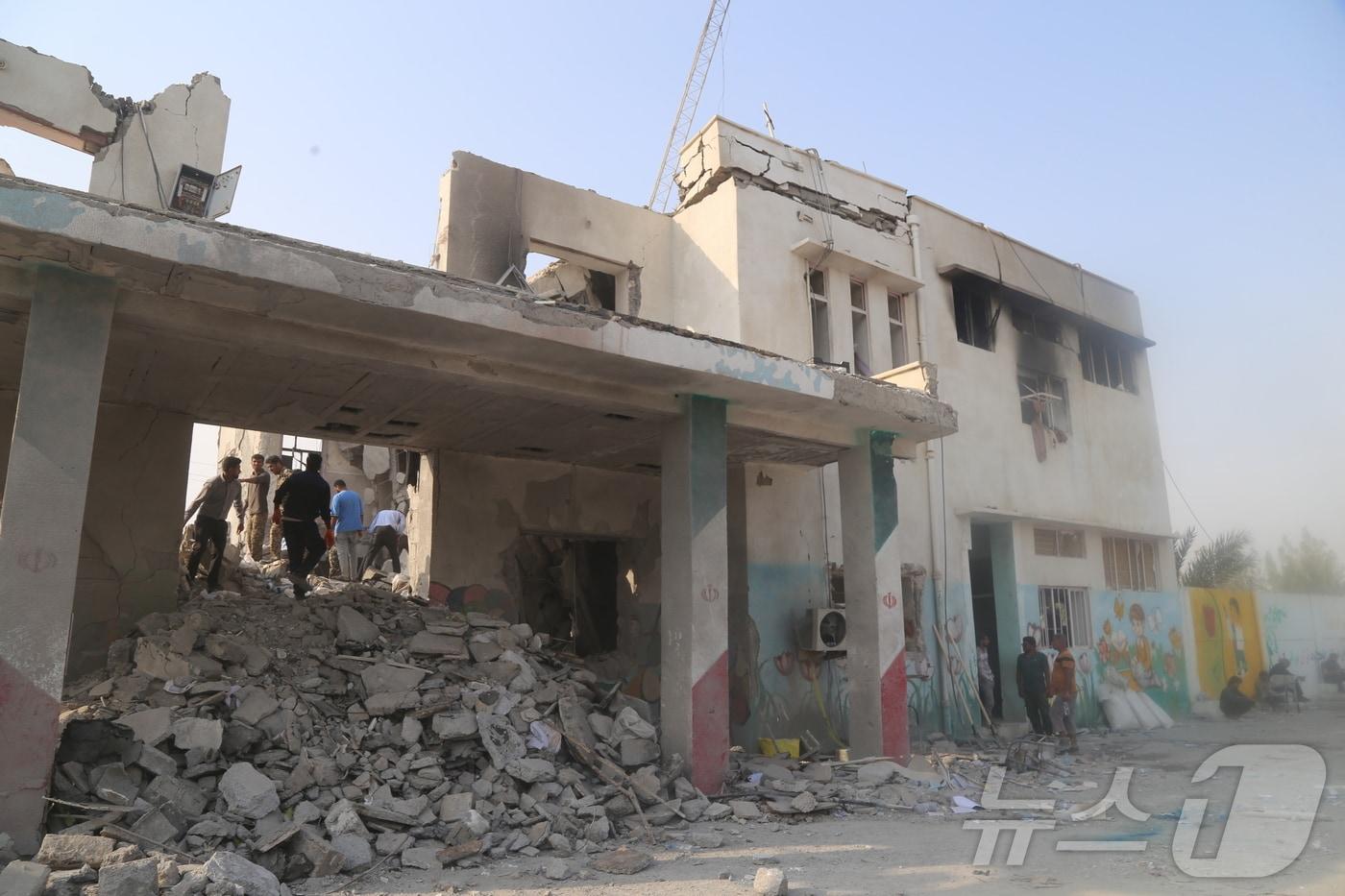 본문 이미지 - 지난달 28일(현지 시간) 이란 남부 호르모즈간주 미나브에 위치한 여자초등학교 폭격 현장에서 구조대와 주민들이 부상자를 구조하고 있다. 현지 시간 1일 현지 외신에 따르면 이란 호르모즈간주 미나브 당국은 전날 이 지역에 있는 샤자레 타예베 초등학교에 가해진 폭격으로 모두 165명이 숨졌으며, 96명이 부상한 것으로 파악했다고 밝혔다. ⓒ 신화=뉴스1