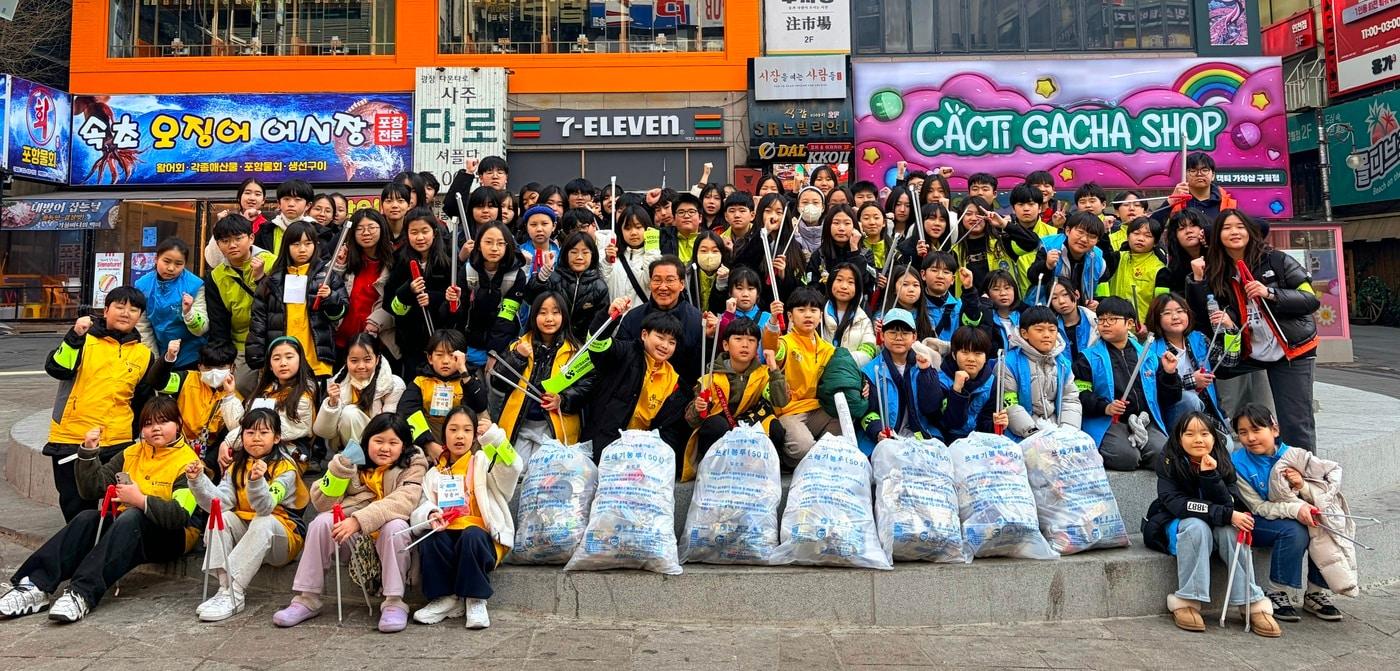 본문 이미지 - 지난 27일 가천미추홀청소년봉사단이 인천 남동구 구월동 일대에서 플로깅을 하며 기념촬영을 하고 있다. (가천길재단 제공)