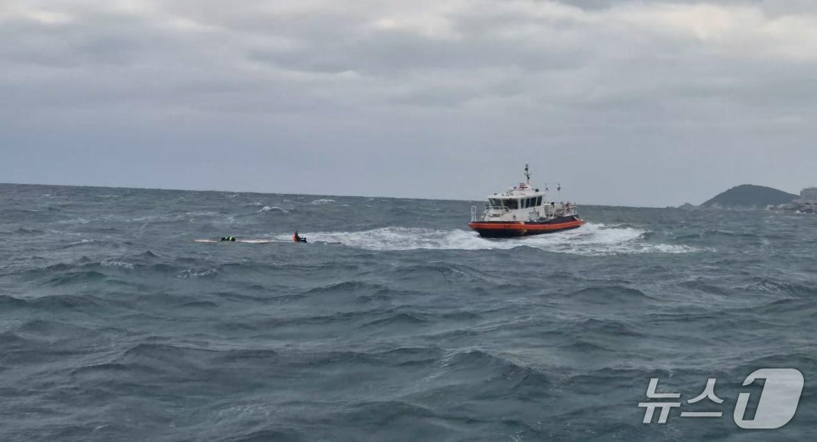 본문 이미지 - 지난 28일 부산 대변항 일대 해상에서 표류 중인 카약 동호회원이 구조되고 있다.(울산해경 제공. 재판매 및 DB금지)/뉴스1