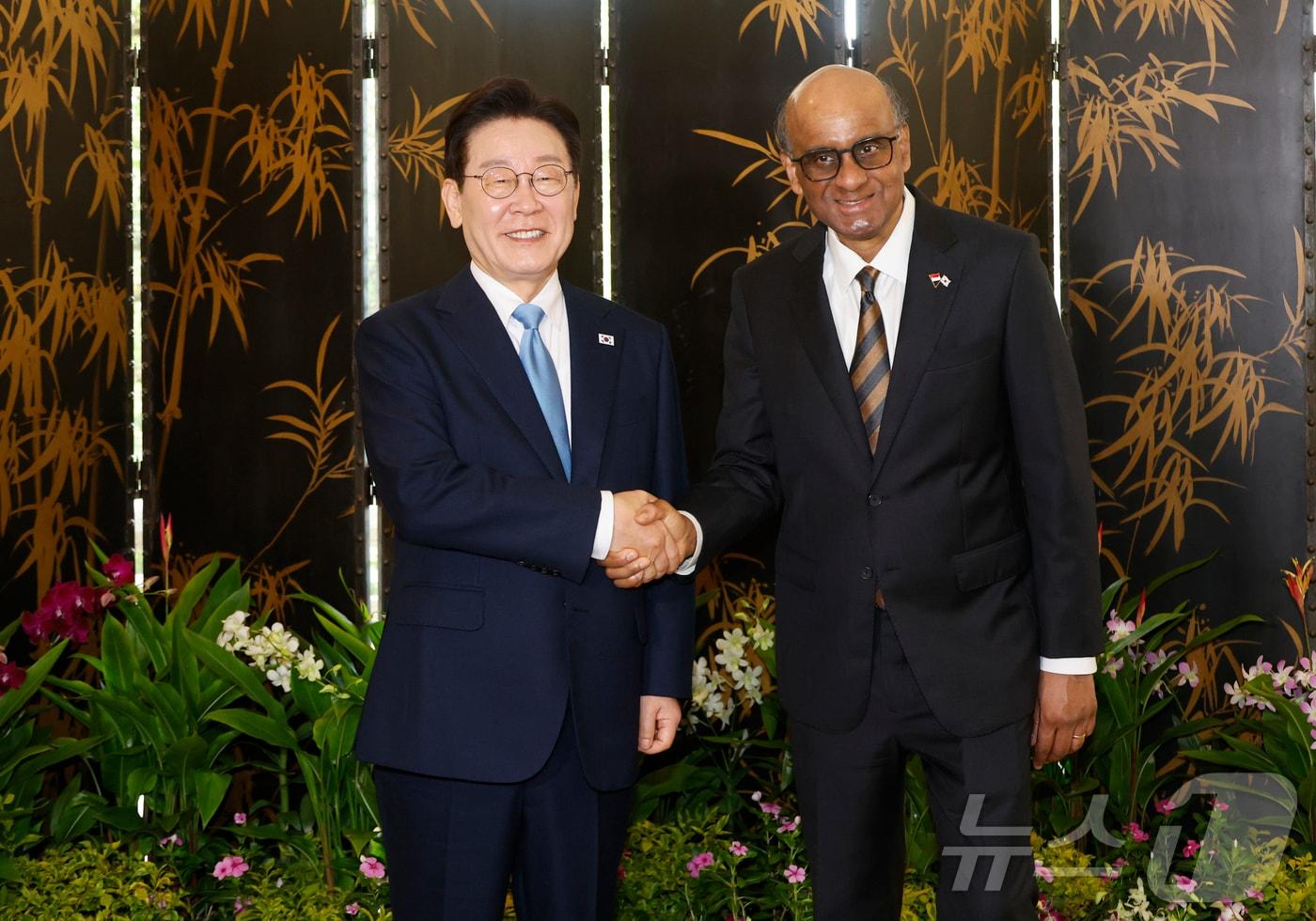본문 이미지 - 싱가포르를 국빈 방문 중인 이재명 대통령과 타르만 샨무가라트남 싱가포르 대통령이 2일 싱가포르 외교부에서 기념촬영을 하고 있다. ⓒ 뉴스1 허경 기자