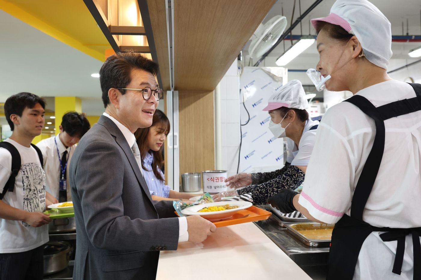 본문 이미지 - 지난해 6월 '천 원의 아침밥' 체험을 위해 정원오 성동구청장이 한양대학교에 방문한 모습