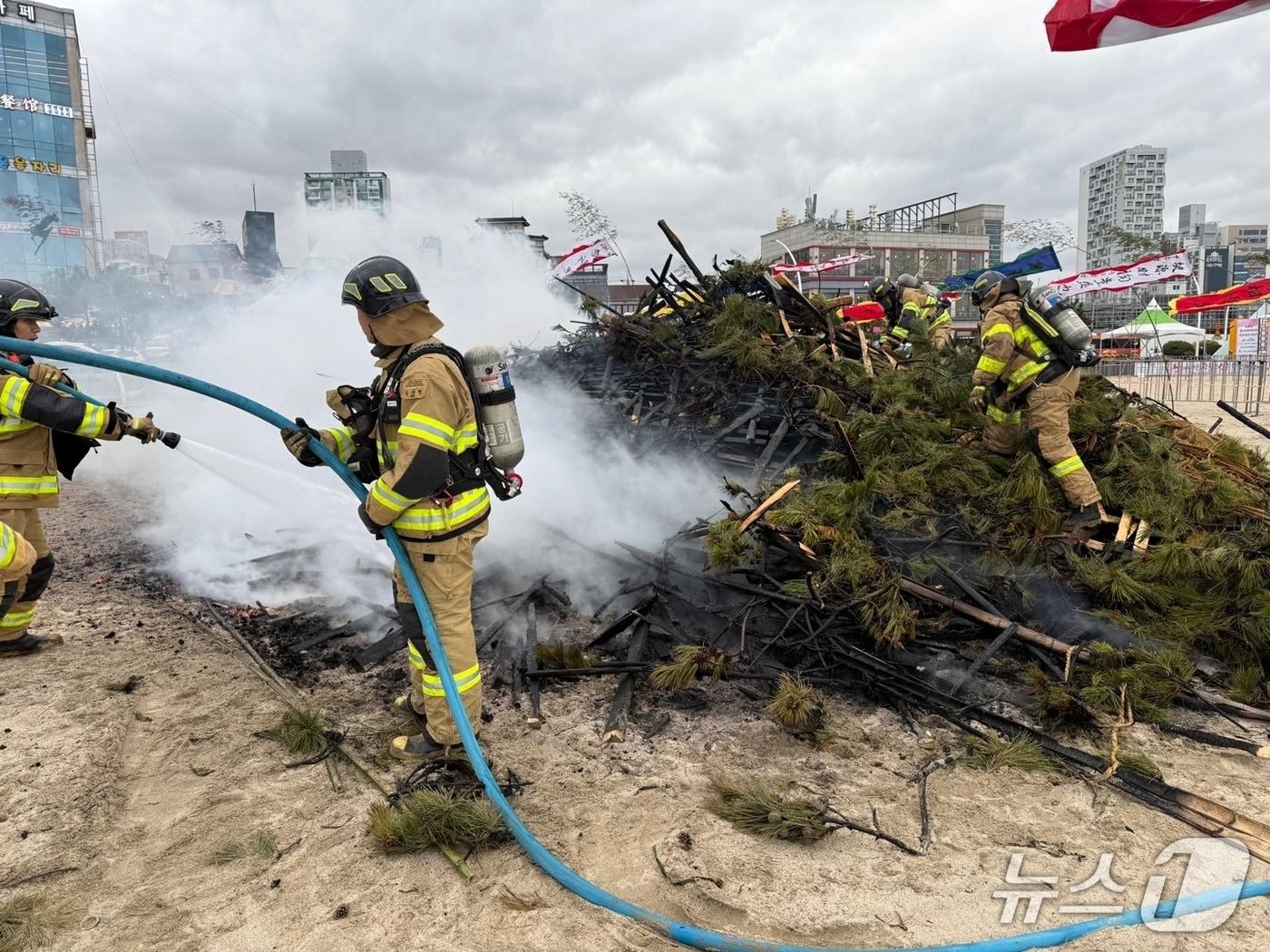 본문 이미지 - 1일 울산 동구 일산해수욕장에 정월대보름 달집 적치물에서 화재가 발생햇다.(울산소방 제공. 재판매 및 DB금지)/뉴스1