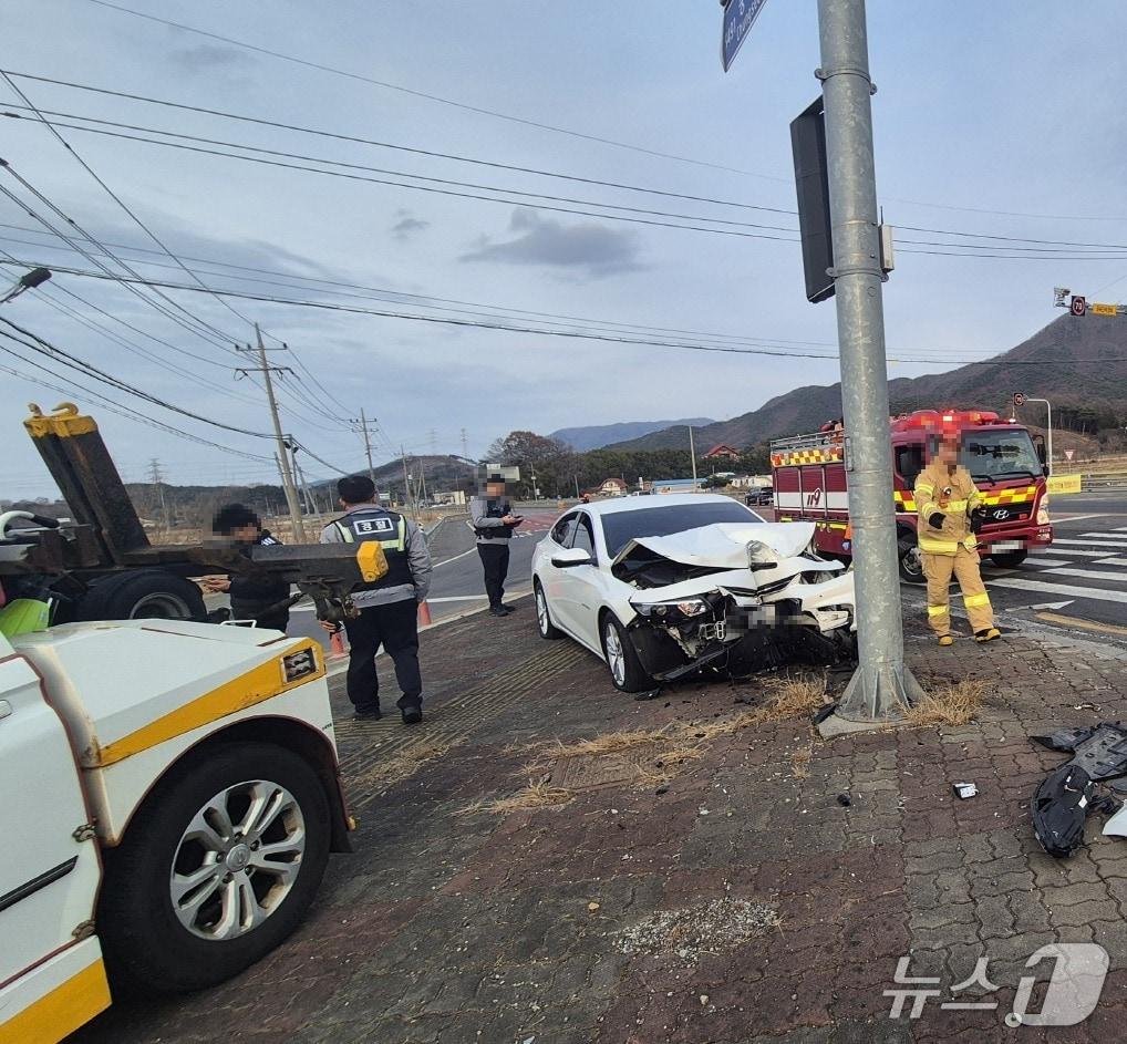 본문 이미지 -  보령 주포면 교통사고 현장. (보령소방서 제공, 재판매 및 DB금지) / 뉴스1