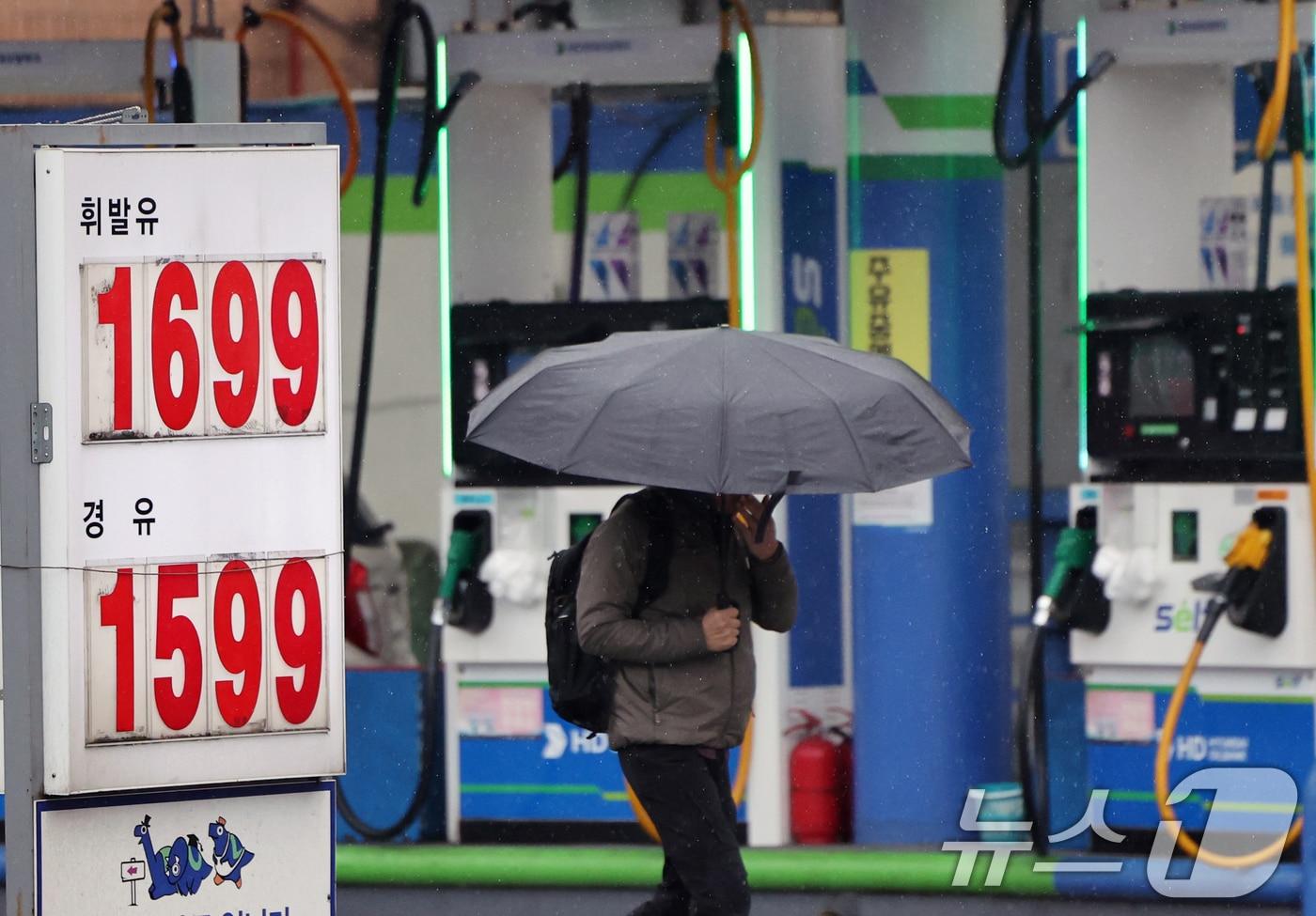 본문 이미지 - 2일 서울시내 한 주유소에 휘발유와 경유 가격이 표시되어 있다. 미국의 대(對)이란 군사작전으로 국제유가가 급등했다. 2026.3.2 ⓒ 뉴스1 황기선 기자