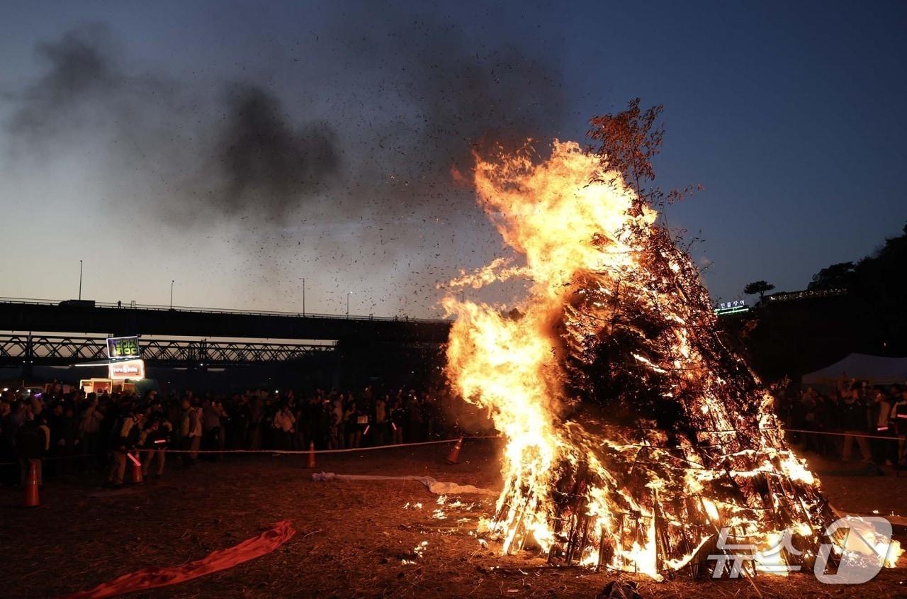 본문 이미지 - 신탄진 대보름 쥐불놀이 축제 달집 태우기 행사에 시민들이 타오르는 달집을 바라보고 있다.(대덕구 제공. 재판매 및 DB금지)/뉴스1