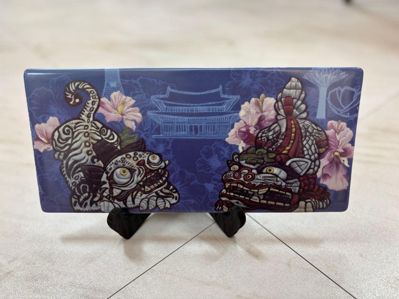 본문 이미지 - 이재명 대통령이 로렌스 웡 싱가포르 총리에게 선물한 '수교 50주년 기념 도자기 접시' 모습.(청와대 제공)