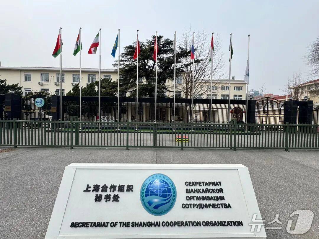 본문 이미지 - 중국 베이징에 위치한 SCO 사무국에 아야톨라 알리 하메네이 이란 최고 지도자 사망을 애도하는 조기가 게양됐다. (SCO 사무국 계정)