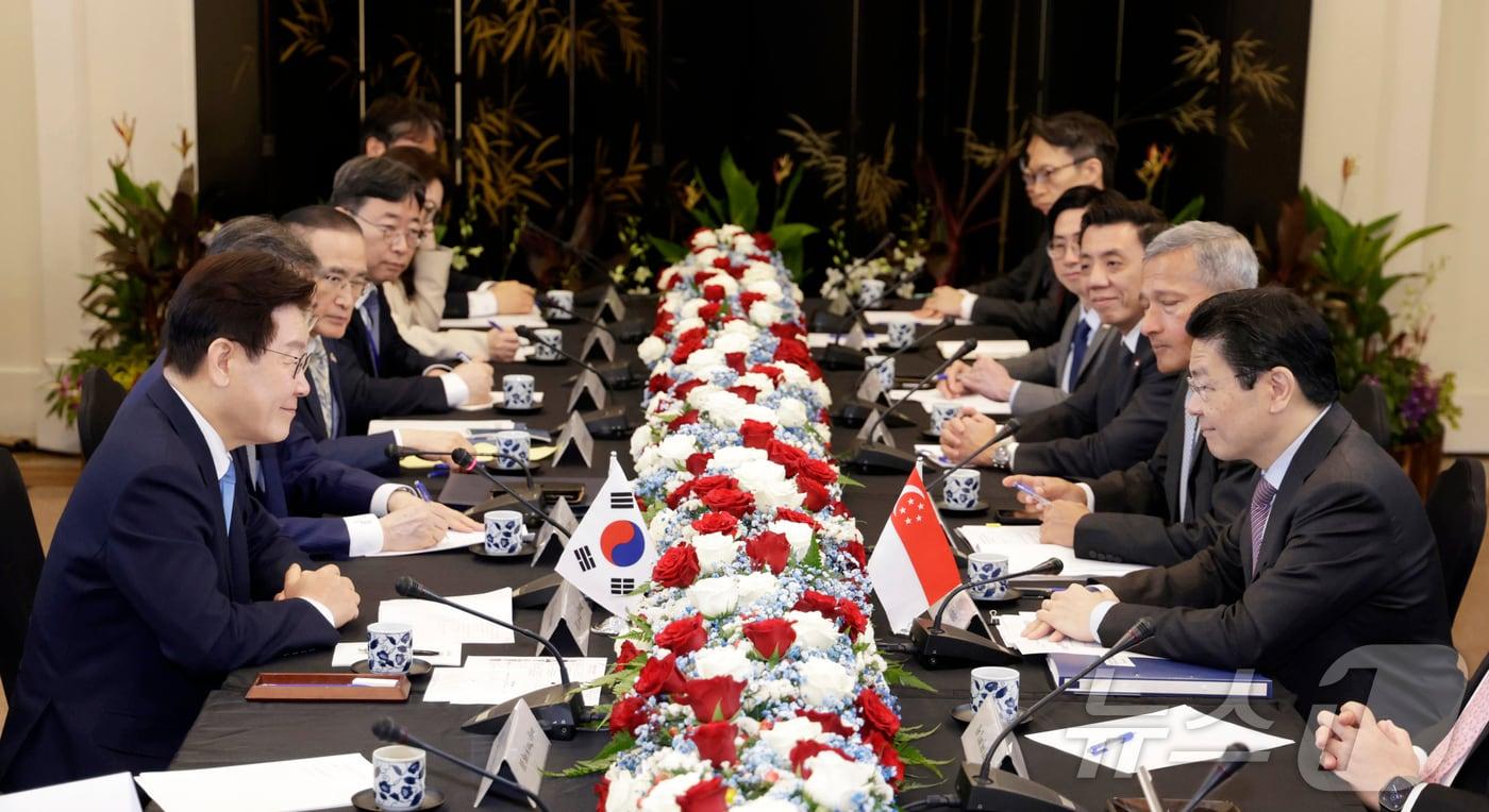 본문 이미지 - 싱가포르를 국빈 방문 중인 이재명 대통령이 2일(현지시간) 싱가포르 외교부에서 열린 한·싱가포르 정상회담에서 발언을 하고 있다. 2026.3.2 ⓒ 뉴스1 허경 기자