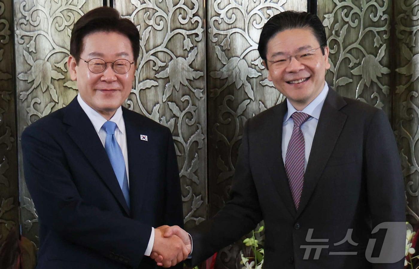 본문 이미지 - 싱가포르를 국빈 방문 중인 이재명 대통령과 로렌스 웡 싱가포르 총리가 2일(현지시간) 싱가포르 외교부에서 열린 정상회담에 앞서 기념촬영을 하고 있다. ⓒ 뉴스1 허경 기자