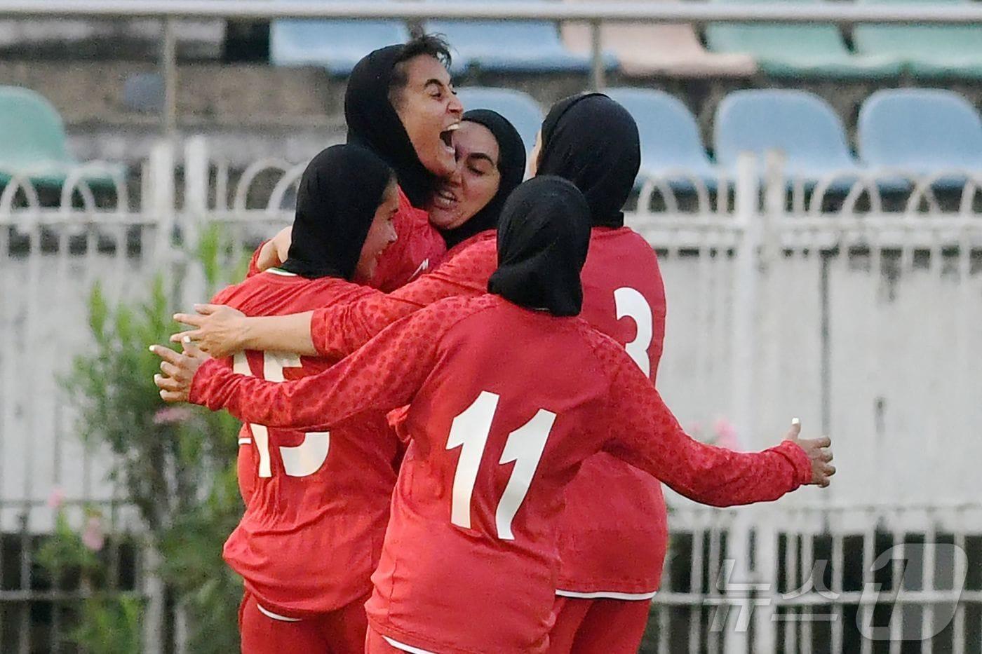 본문 이미지 - 이란 여자축구대표팀. ⓒ AFP=뉴스1