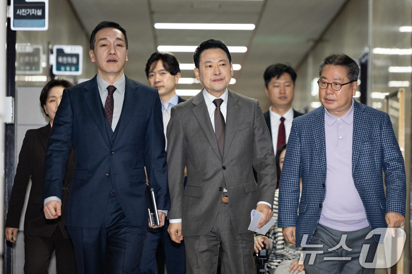 본문 이미지 - 국민의힘 김민수 최고위원, 장동혁 대표,  조광한 최고위원(앞줄 왼쪽부터)이  2일 서울 여의도 국회에서 열린 최고위원회의에 참석하고 있는 모습. 2026.3.2 ⓒ 뉴스1 유승관 기자