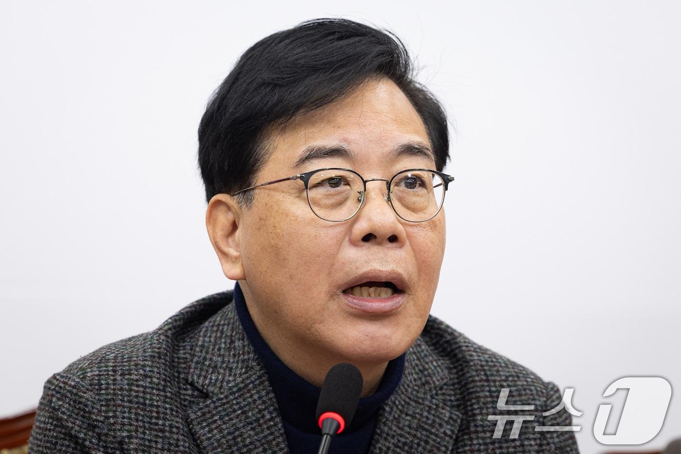 본문 이미지 - 송언석 국민의힘 원내대표가 2일 서울 여의도 국회에서 열린 최고위원회의에서 모두 발언을 하고 있다. 2026.3.2 ⓒ 뉴스1 유승관 기자