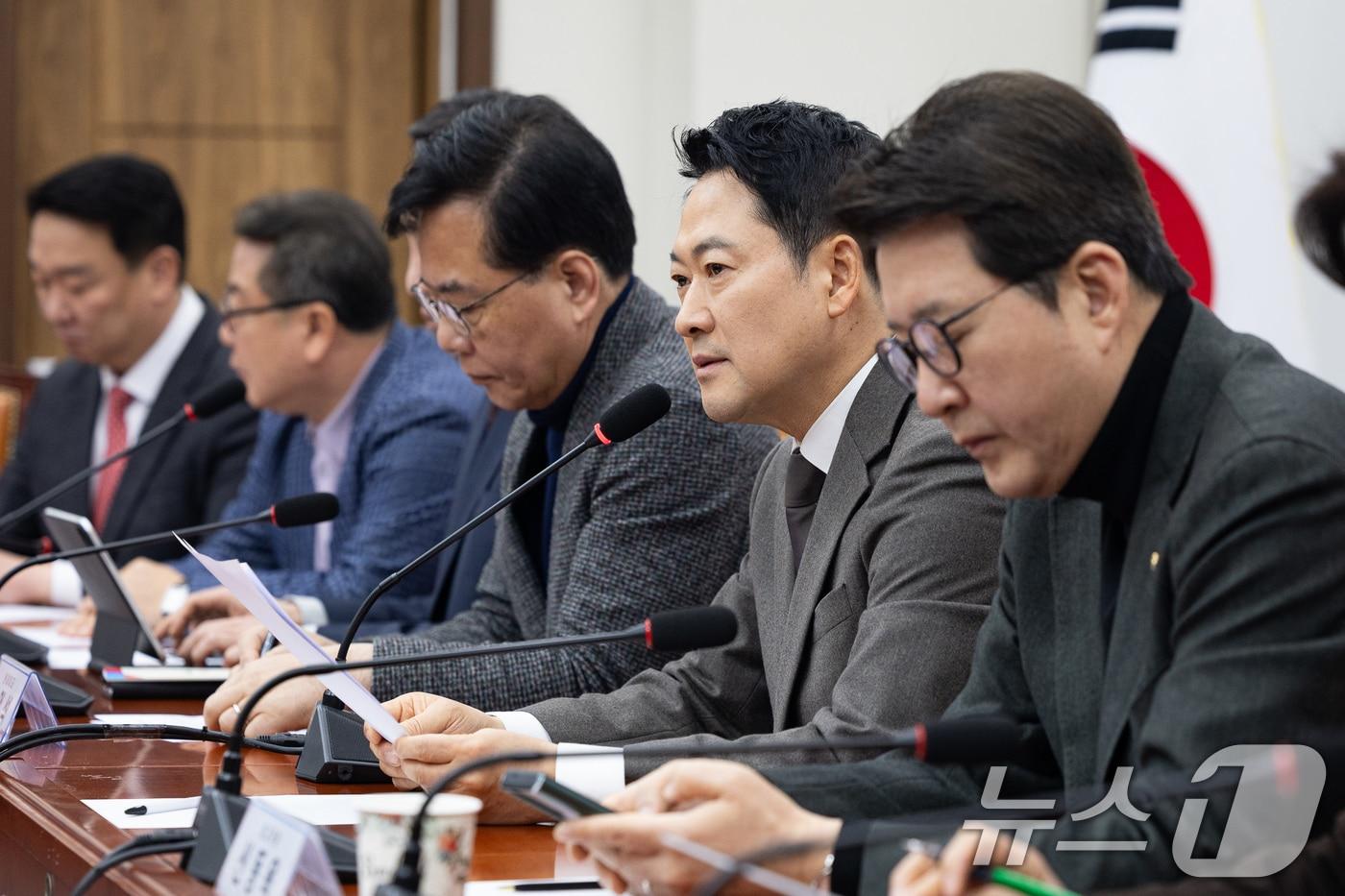 본문 이미지 - 장동혁 국민의힘 대표가 2일 서울 여의도 국회에서 열린 최고위원회의에서 모두 발언을 하고 있다. 2026.3.2 ⓒ 뉴스1 유승관 기자