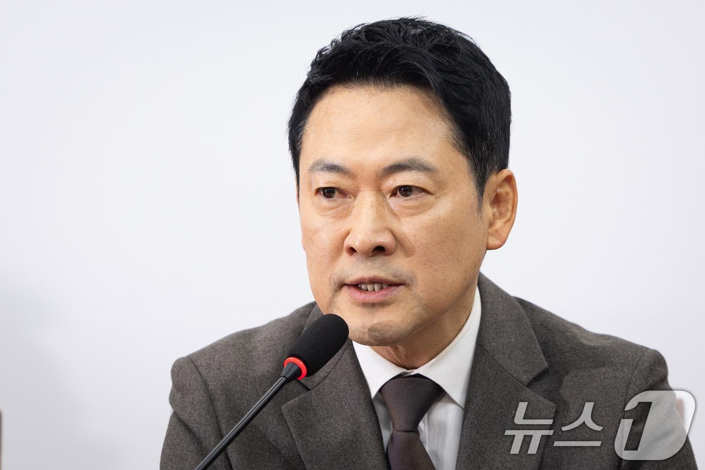 본문 이미지 - 장동혁 국민의힘 대표가 2일 서울 여의도 국회에서 열린 최고위원회의에서 모두 발언을 하고 있다. 2026.3.2 ⓒ 뉴스1 유승관 기자