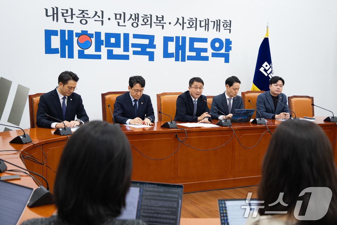 본문 이미지 - 한병도 더불어민주당 원내대표가 2일 서울 여의도 국회에서 열린 현안 기자간담회에서 취재진 질문에 답하고 있다. 2026.3.2 ⓒ 뉴스1 유승관 기자