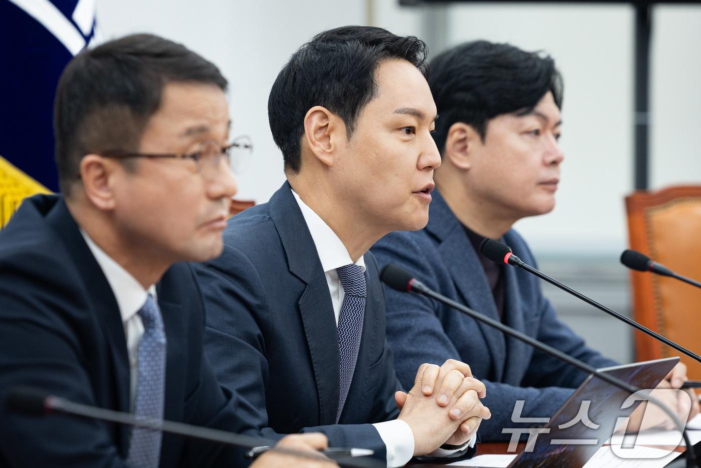 본문 이미지 - 김한규 더불어민주당 원내정책수석부대표가 2일 서울 여의도 국회에서 열린 현안 기자간담회에서 취재진 질문에 답하고 있다. 2026.3.2 ⓒ 뉴스1 유승관 기자