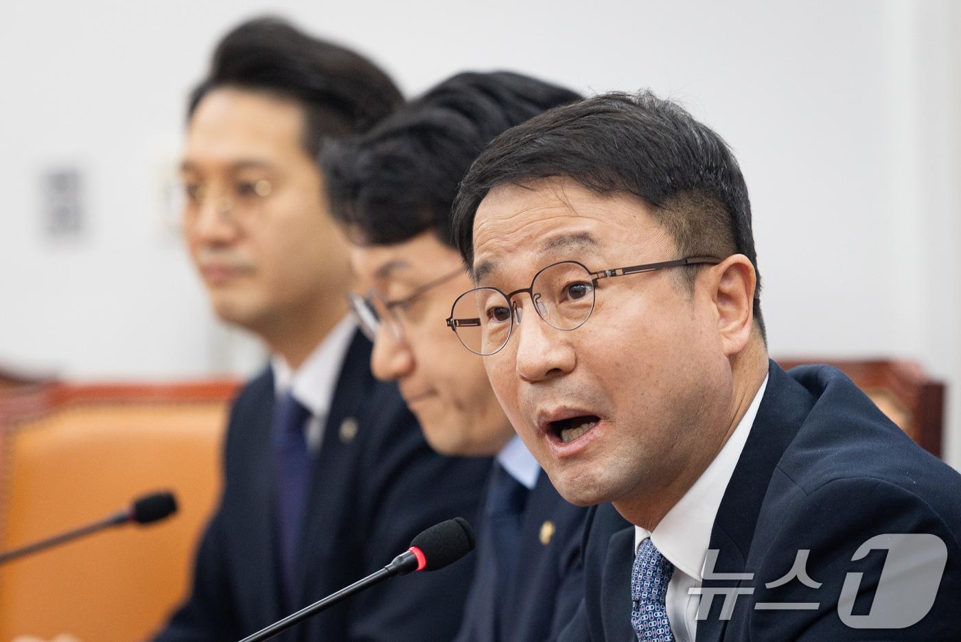 본문 이미지 - 한병도 더불어민주당 원내대표가 2일 서울 여의도 국회에서 열린 현안 기자간담회에서 취재진 질문에 답하고 있다. 2026.3.2 ⓒ 뉴스1 유승관 기자