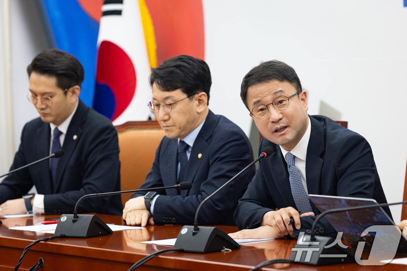 본문 이미지 - 한병도 더불어민주당 원내대표가 2일 서울 여의도 국회에서 열린 현안 기자간담회에서 취재진 질문에 답하고 있다. 2026.3.2 ⓒ 뉴스1 유승관 기자