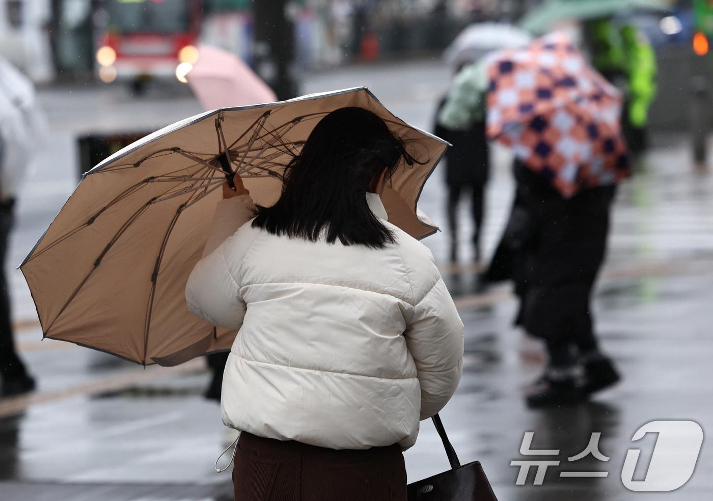 본문 이미지 - 전국 대부분의 지역에 비가 내린 2일 오전 우산을 쓴 시민이 비바람을 맞으며 발걸음을 옮기고 있다. 2026.3.2 ⓒ 뉴스1 구윤성 기자
