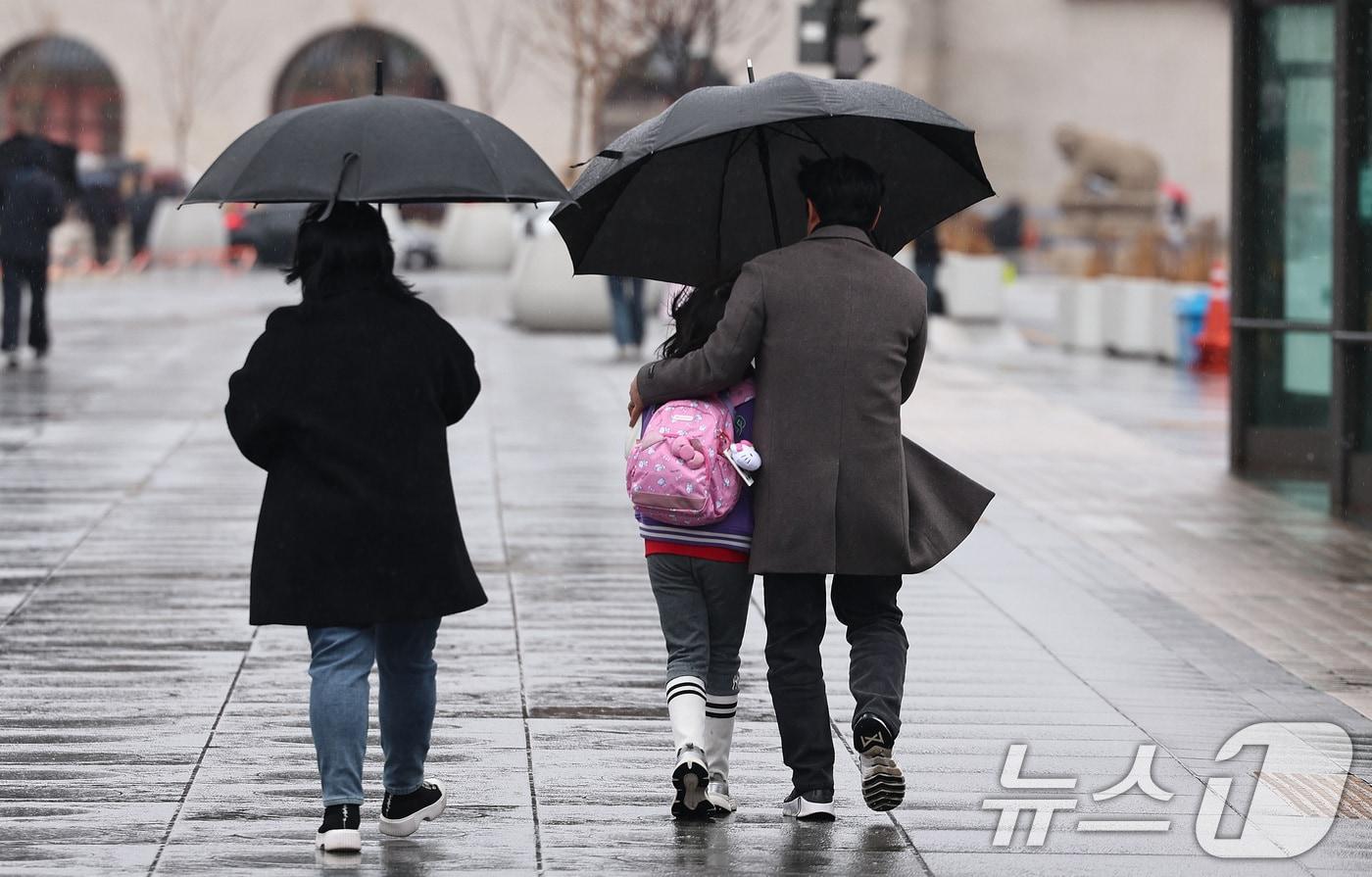 본문 이미지 - 전국 대부분의 지역에 비가 내린 2일 오전 서울 광화문광장에서 우산을 쓴 시민들이 걷고 있다. 2026.3.2 ⓒ 뉴스1 구윤성 기자