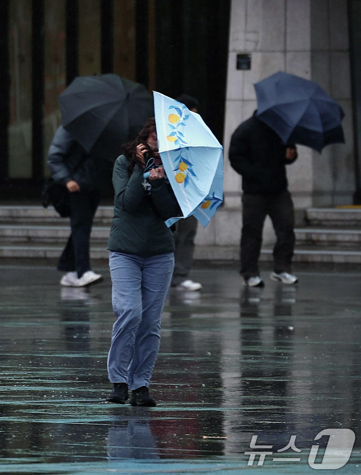 본문 이미지 - 전국 대부분의 지역에 비가 내린 2일 오전 서울 광화문광장에서 우산을 쓴 시민들이 걷고 있다. 2026.3.2 ⓒ 뉴스1 구윤성 기자