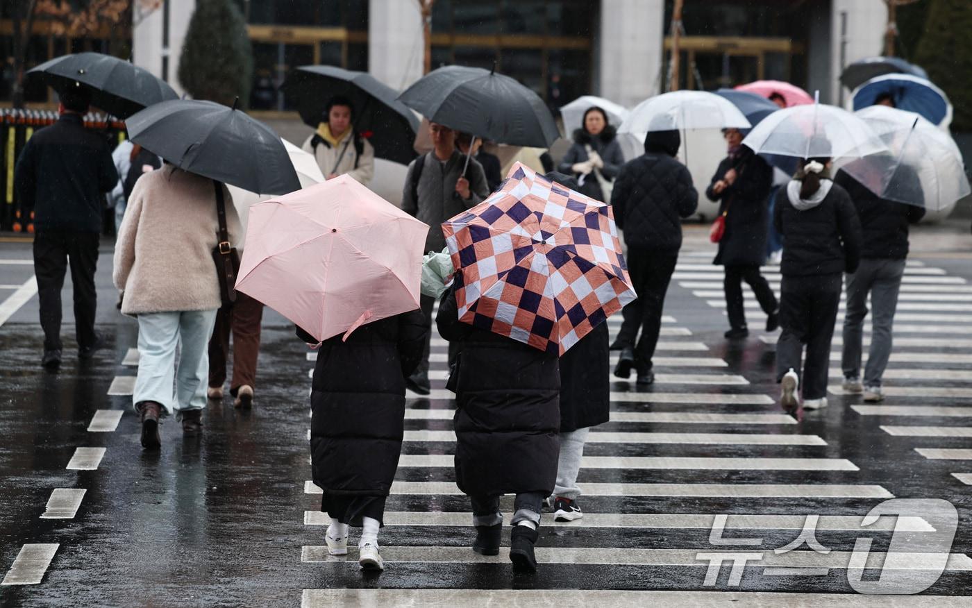 본문 이미지 - 전국 대부분의 지역에 비가 내린 2일 오전 서울 세종대로에서 우산을 쓴 시민들이 횡단보도를 건너고 있다. 2026.3.2 ⓒ 뉴스1 구윤성 기자