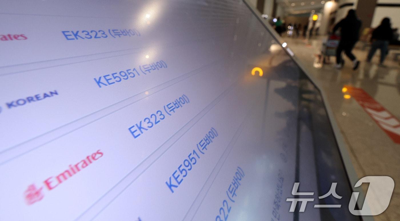 본문 이미지 - 미국과 이스라엘이 이란을 공습하면서 두바이 국제공항 등 중동의 주요 공항들이 줄줄이 폐쇄되고 있는 가운데 2일 인천국제공항에 두바이행 항공편이 중동 긴장 고조 여파로 운항 여부가 불투명한 상황이다. 2026.3.2 ⓒ 뉴스1 박지혜 기자