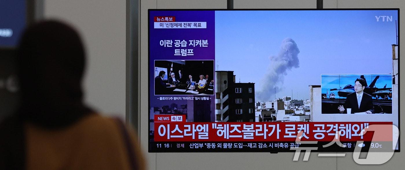 본문 이미지 - 미·이스라엘의 선제 공격으로 시작된 이란과의 교전이 사흘째 이어지고 있는 가운데 2일 인천국제공항에서 외국인이 관련 뉴스를 시청하고 있다. 2026.3.2 ⓒ 뉴스1 박지혜 기자