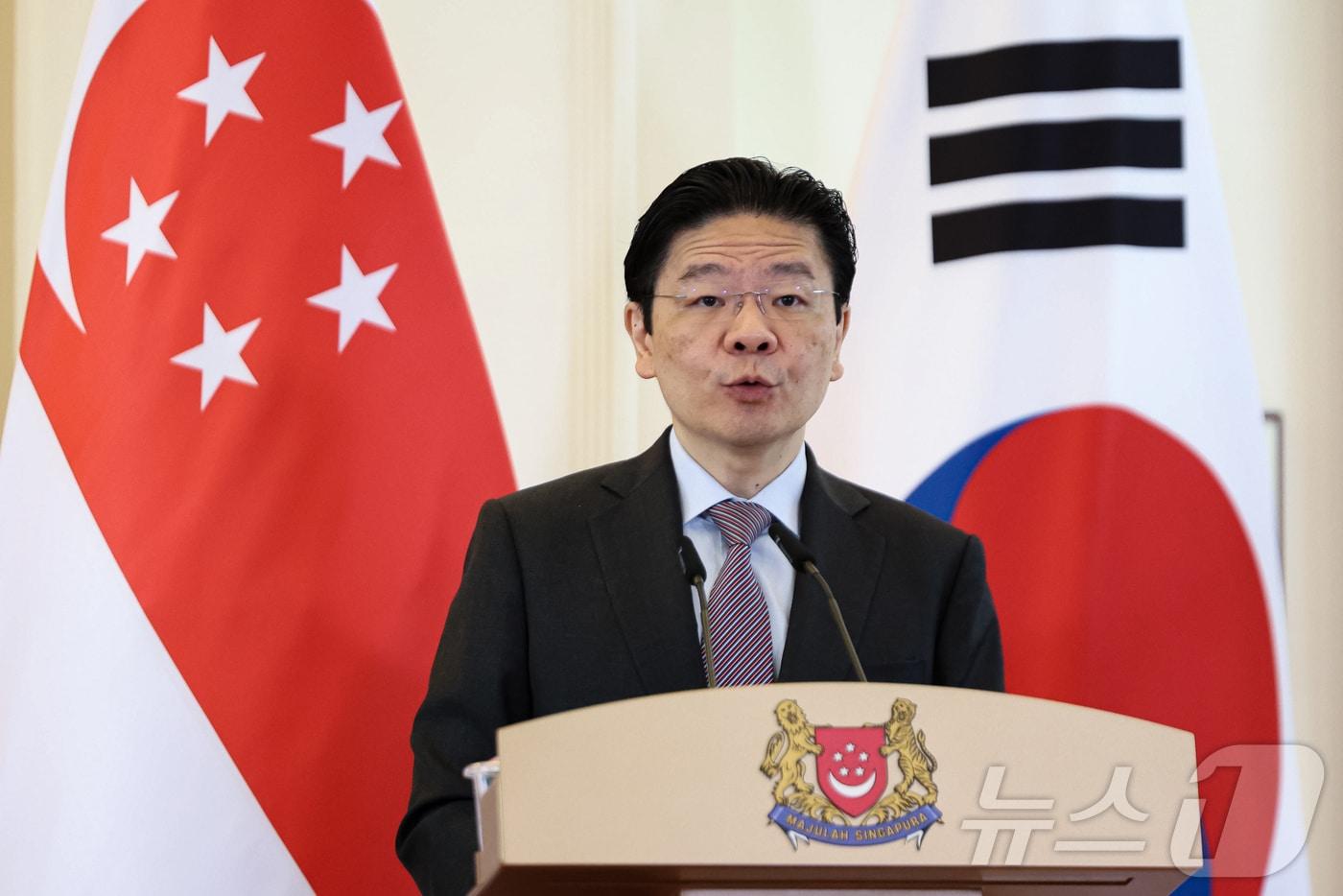 본문 이미지 - 로렌스 웡 싱가포르 총리가 2일(현지시간) 싱가포르 외교부에서 이재명 대통령과 함께 공동언론발표를 하고 있다. 2026.3.2 ⓒ 뉴스1 허경 기자