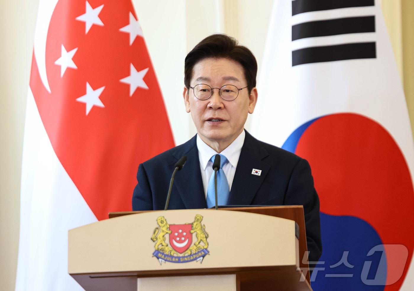 본문 이미지 - 싱가포르를 국빈 방문 중인 이재명 대통령이 2일(현지시간) 싱가포르 외교부에서 공동언론발표를 하고 있다. 2026.3.2 ⓒ 뉴스1 허경 기자