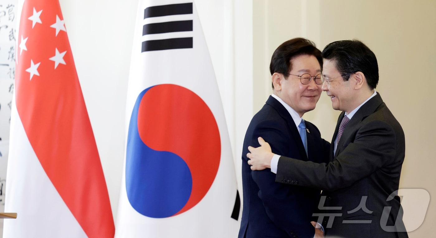본문 이미지 - 싱가포르를 국빈 방문 중인 이재명 대통령과 로렌스 웡 싱가포르 총리가 2일(현지시간) 싱가포르 외교부에서 공동언론발표를 마친 후 포옹하고 있다. 2026.3.2 ⓒ 뉴스1 허경 기자