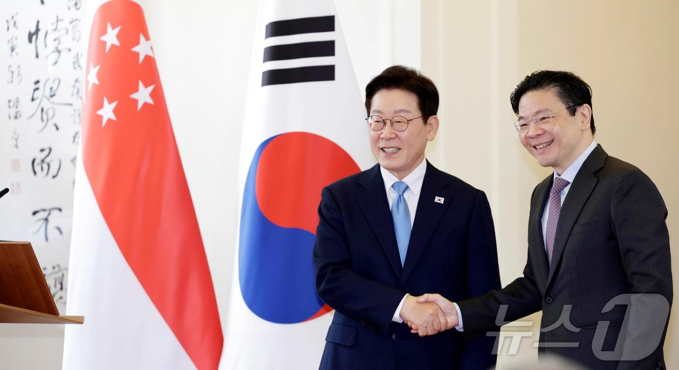 본문 이미지 - 싱가포르를 국빈 방문 중인 이재명 대통령과 로렌스 웡 싱가포르 총리가 2일(현지시간) 싱가포르 외교부에서 공동언론발표를 마친 후 악수하고 있다. 2026.3.2 ⓒ 뉴스1 허경 기자