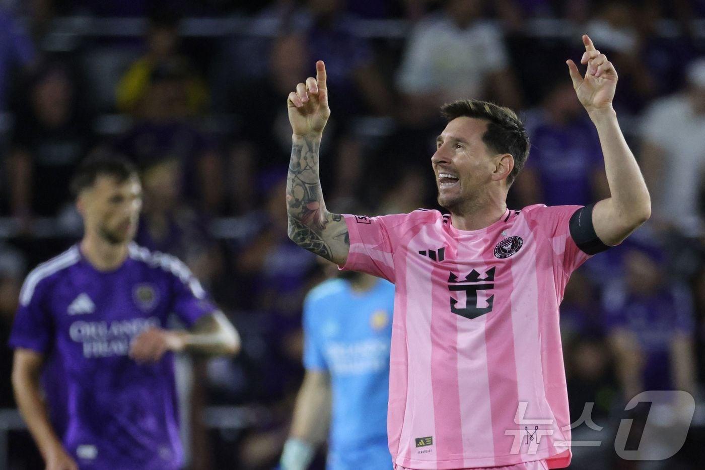 본문 이미지 - 인터 마이애미의 리오넬 메시가 2일(한국시간) 열린 2026 MLS 올랜도 시티와 원정 경기에서 2골을 터뜨려 팀의 4-2 승리를 견인했다. ⓒ AFP=뉴스1