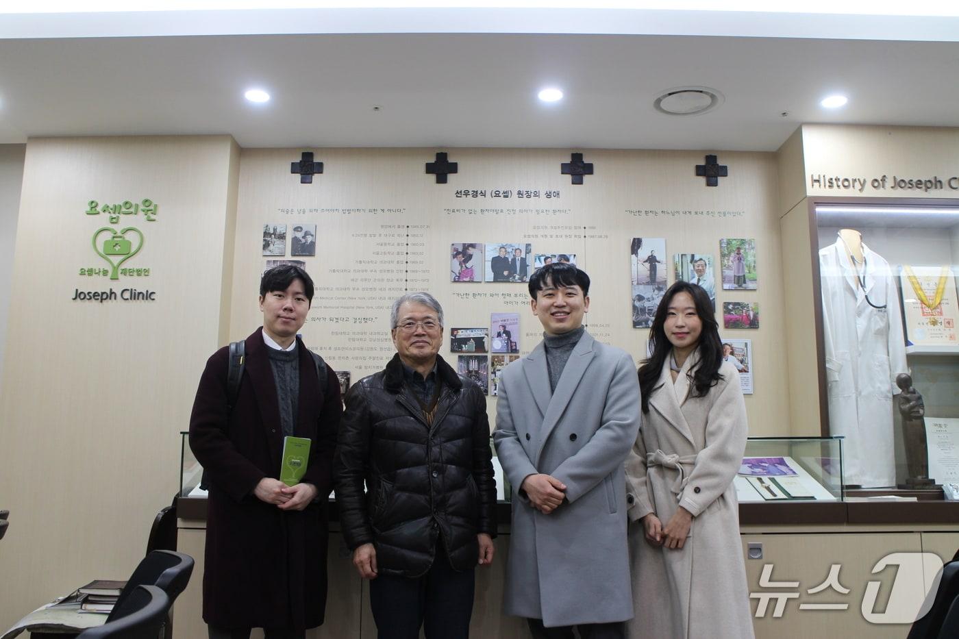 본문 이미지 - 대한전공의협의회 집행부가 요셉의원에 방문해 기념사진을 찍고 있다. (대한전공의협의회 제공)  2026.3.2/뉴스1