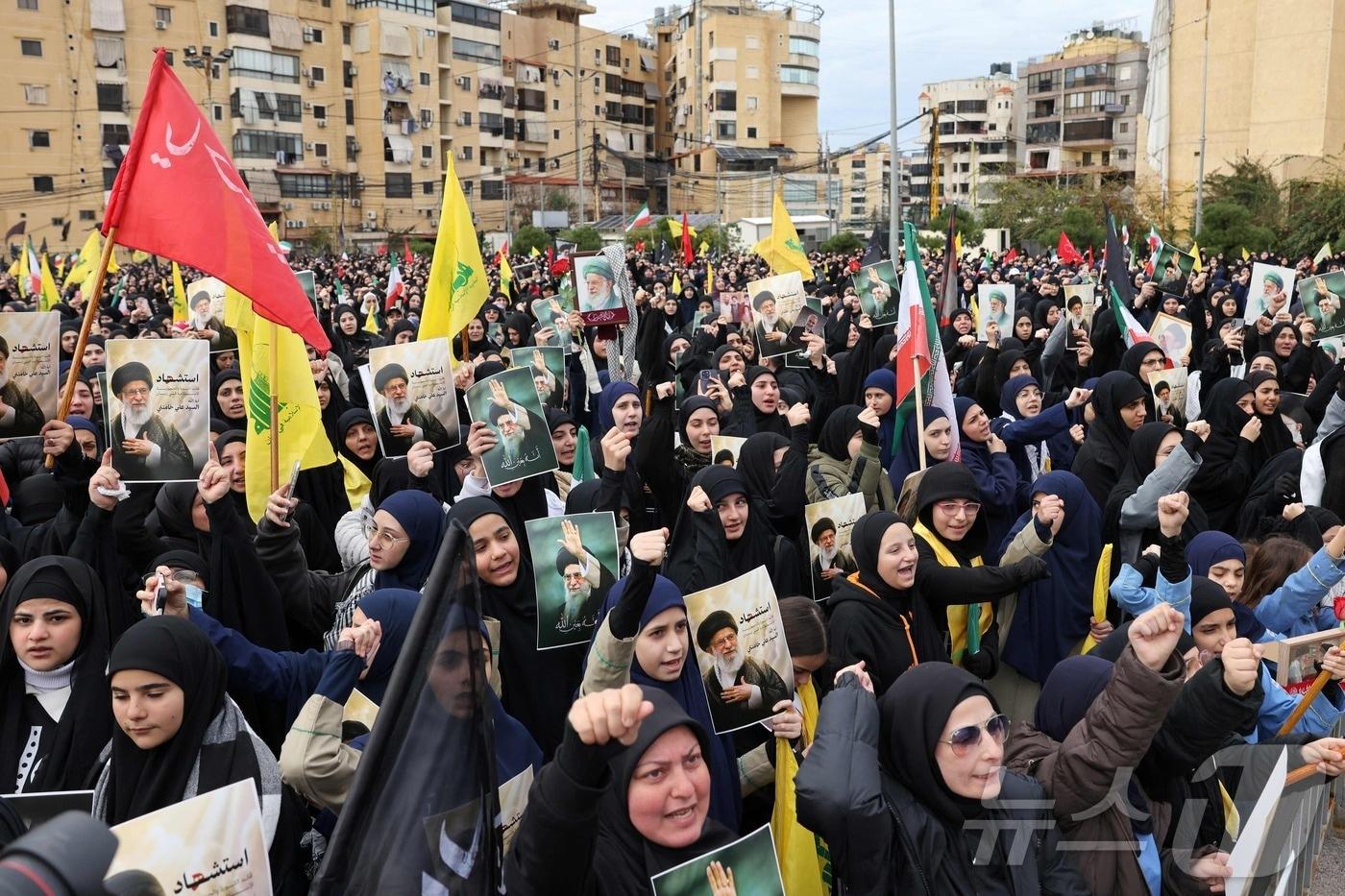 본문 이미지 - 미구과 이스라엘의 공습으로 이란에서 암살된 최고지도자를 추모하기 위해 2026년 3월 1일 베이루트 남부 교외에서 열린 집회에서 레바논 시아파 무장정파 헤즈볼라 지지자들이 구호를 외치고 있다. ⓒ AFP=뉴스1
