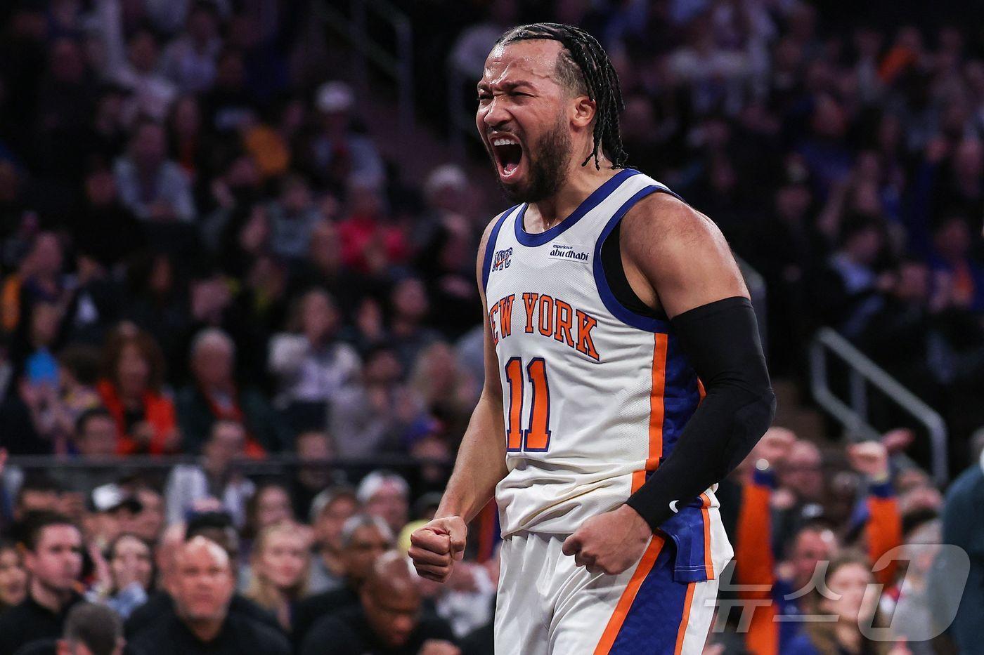 본문 이미지 - 뉴욕 닉스의 제일런 브런슨이 2일(한국시간) 열린 2025-26 NBA 정규리그 홈 경기에서 샌안토니오 스퍼스를 114-89로 완파했다. ⓒ AFP=뉴스1