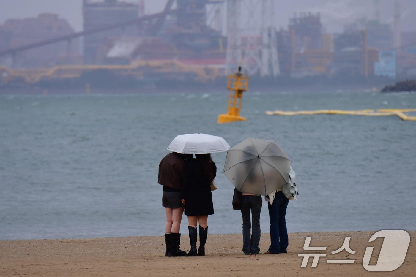 본문 이미지 - 경북 포항시 북구 환여동 해안 백사장에서 관광객들이 봄비가 내리는 바다를 바라보고 있다. 2026.3.2 ⓒ 뉴스1 최창호 기자