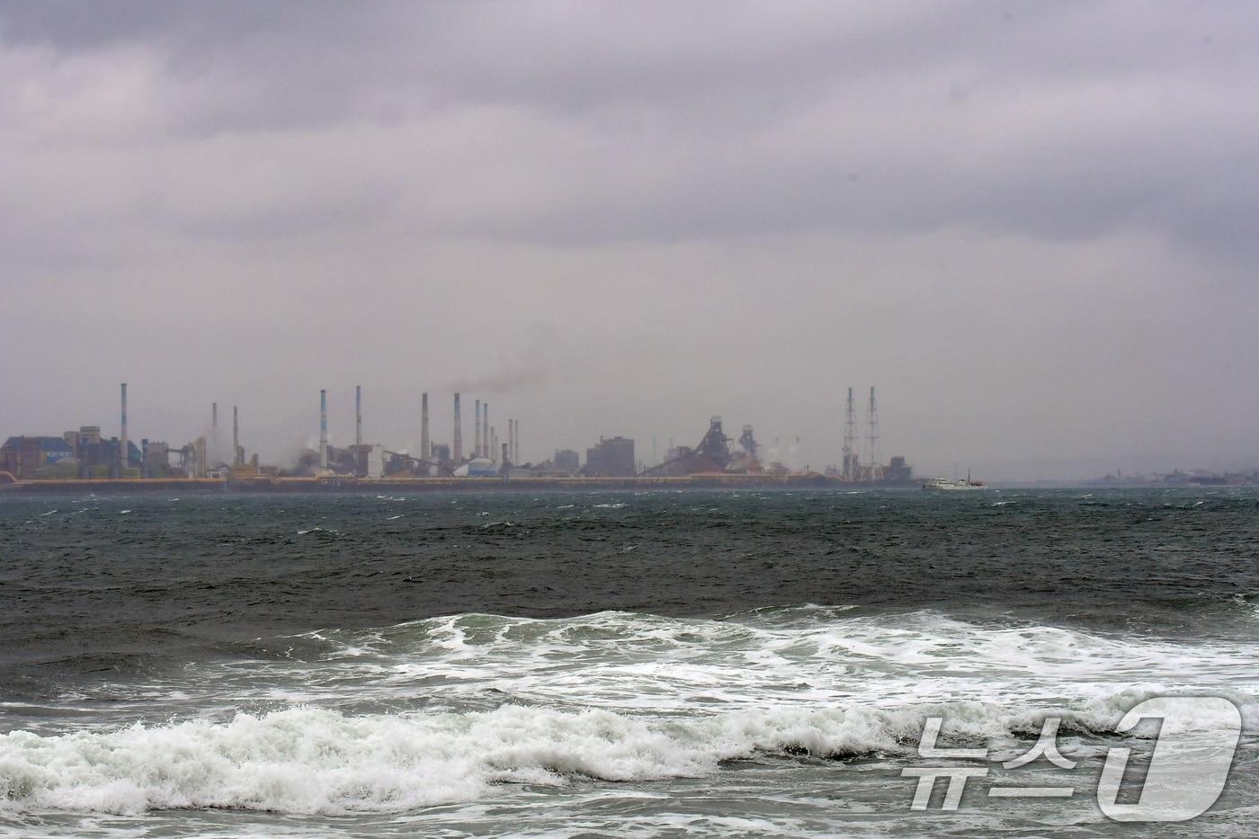 본문 이미지 - 2일 경북 포항시 전역에 봄비가 내리는 기운데 포스코 포항제철소 주변이 비구름에 덮여있다. 2026.3.2 ⓒ 뉴스1 최창호 기자