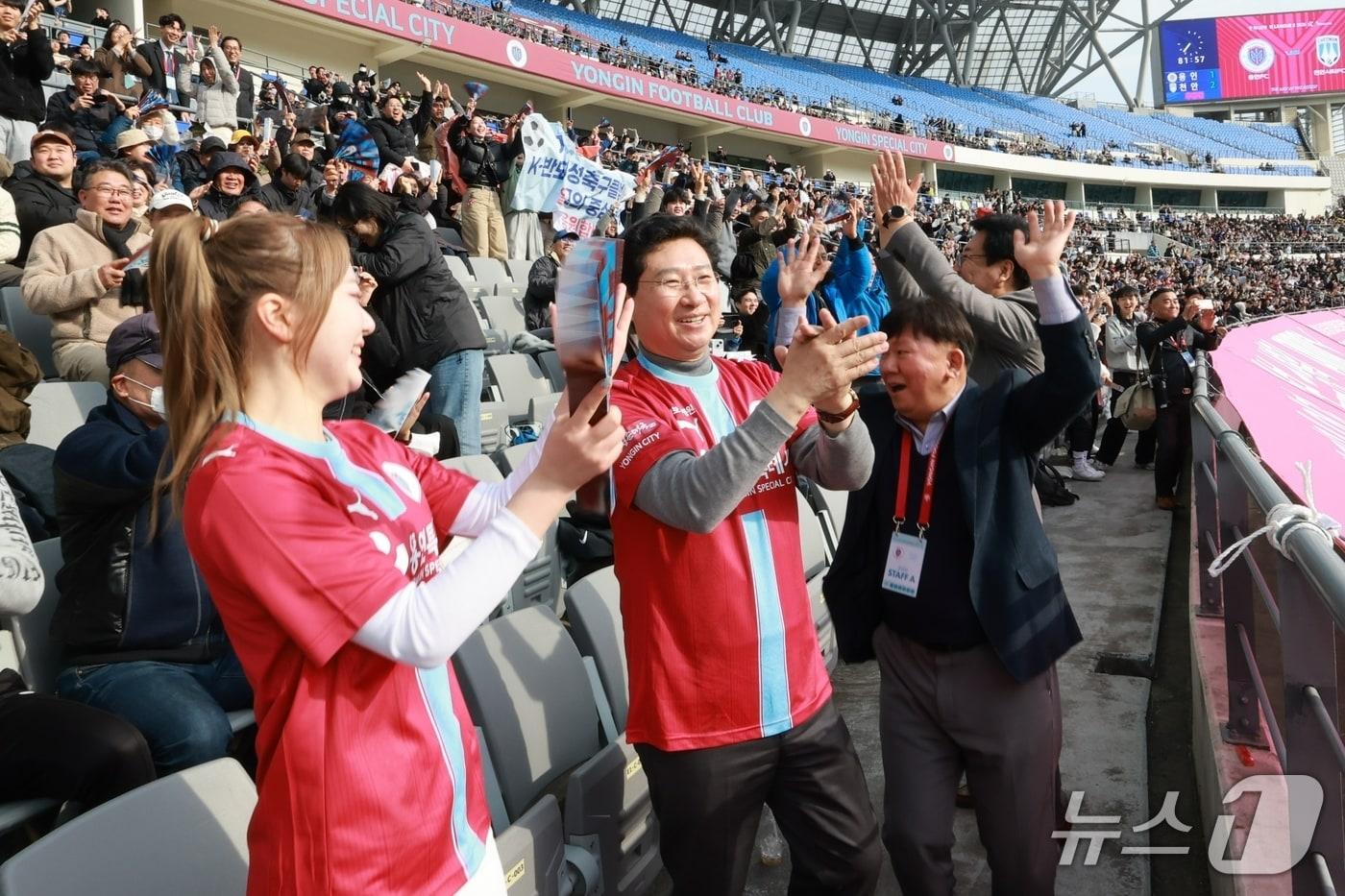 본문 이미지 - 이상일 시장이 1일 미르스타디움에서 열린 하나은행 K리그2 홈 개막전에서 응원을 하고 있다.(용인시 제공)
