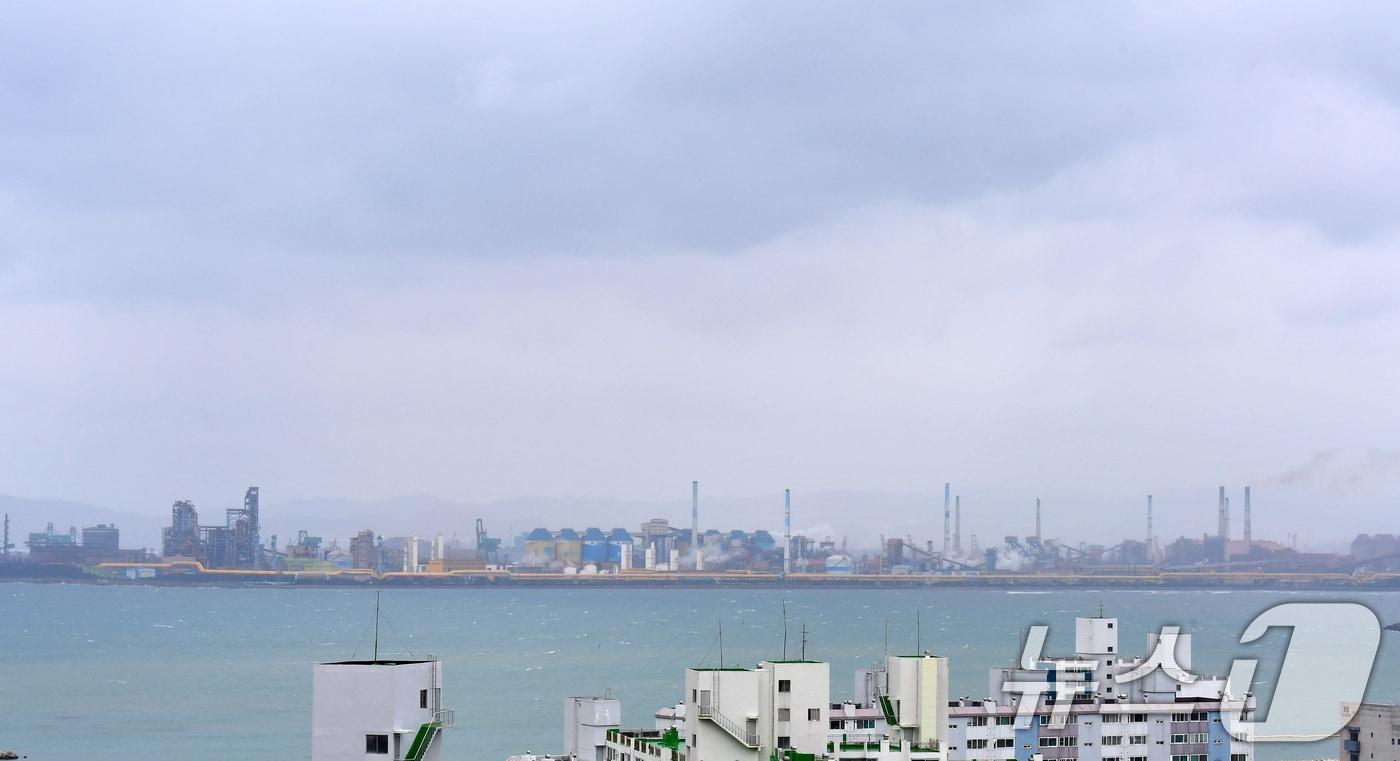 본문 이미지 - 2일 경북 포항시 전역에 봄비가 내리는 기운데 포스코 포항제철소 주변이 비구름에 덮여있다. 2026.3.2 ⓒ 뉴스1 최창호 기자