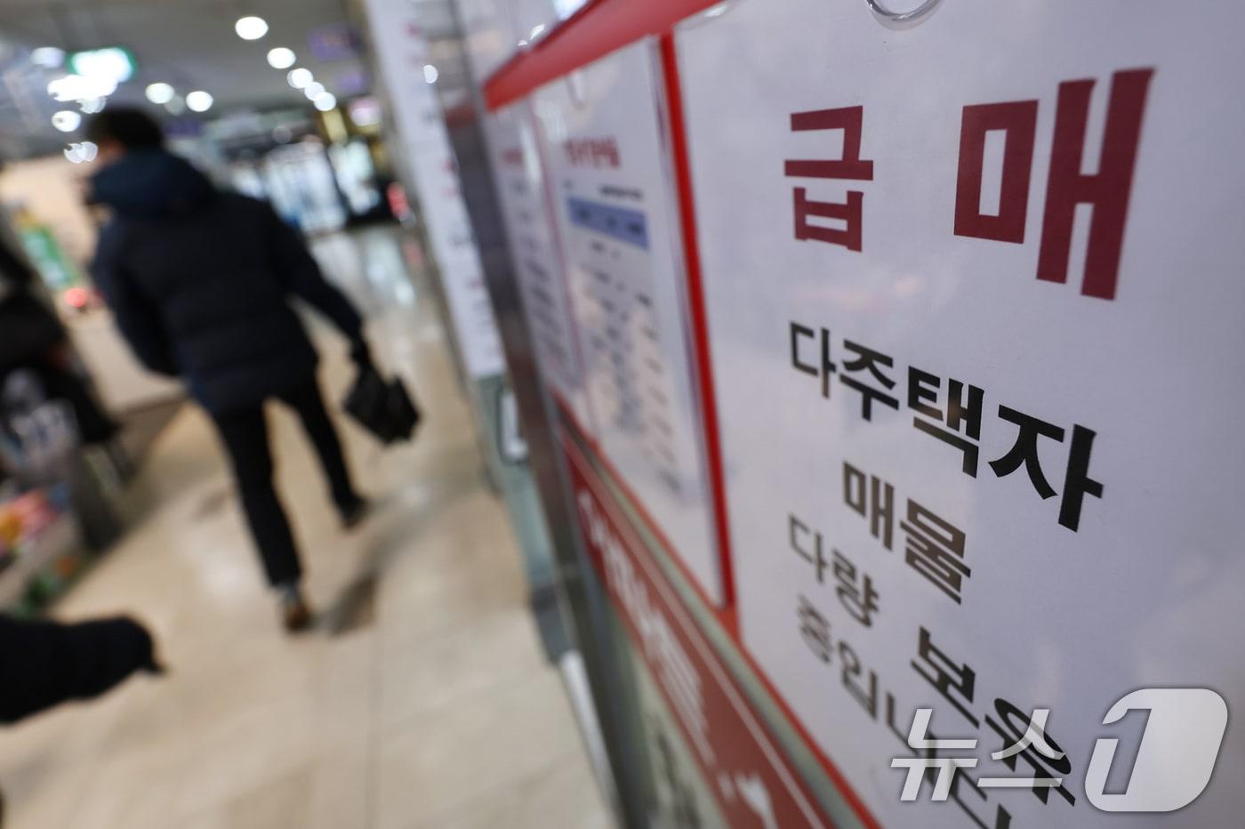 본문 이미지 - 2일 서울 송파구의 한 부동산 중개업소에 '급매' 매물 안내문이 게시돼 있다. . 2026.3.2 ⓒ 뉴스1 구윤성 기자