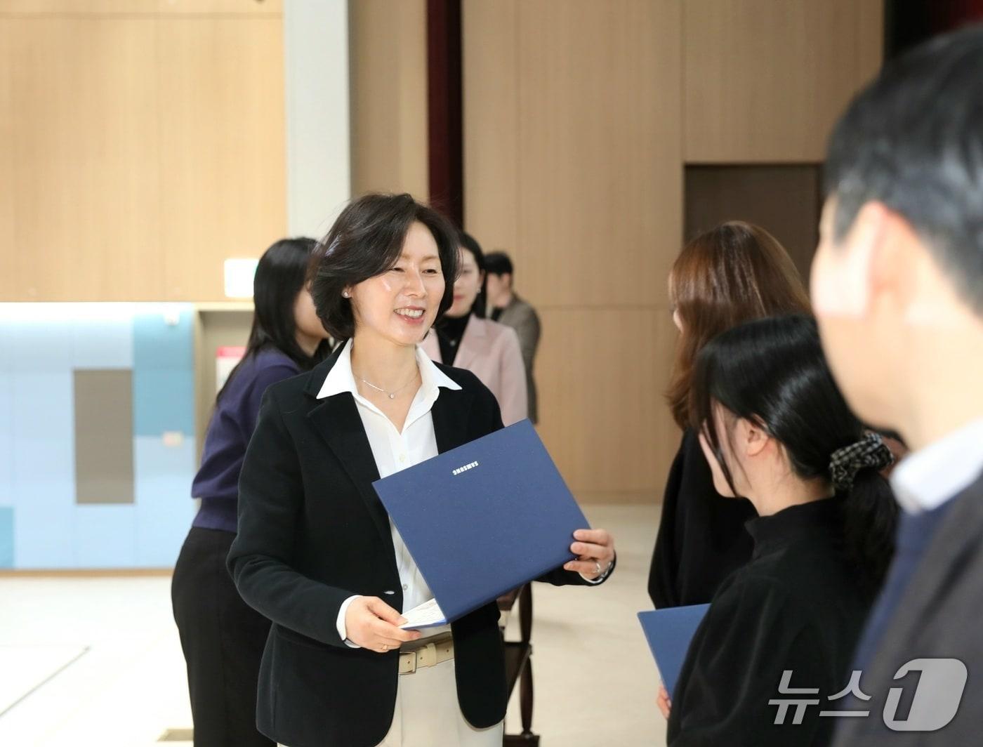 본문 이미지 - 지난달 27일 열린 삼성바이오에피스 창립 14주년 기념행사에서 김경아 사장이 우수 직원을 시상하고 있다.(삼성바이오에피스 제공)